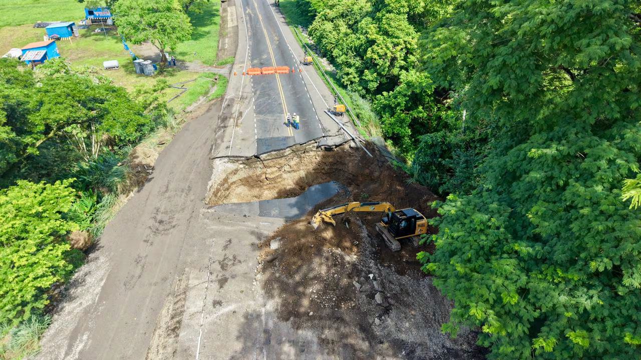 Route 27: The sinkhole affecting thousands of trips to the Pacific