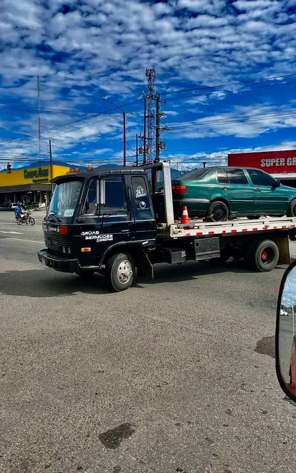 Grúas Bermúdez — tow truck — photo 1 of 2